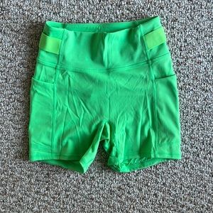 Fabletics High-Wasted Motion365 Pocket Short 5” in Spring Leaf/Parakeet size XS